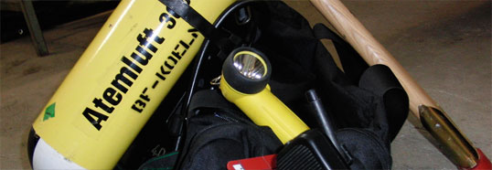 Ran an die Front: Die Ausbildung zum Atemschutzgeräteträger ist wichtiger Bestandteil der Qualifikationen des Angriffstrupps. Der Umgang mit Pressluftatmer und Fluchthaube will geübt sein, die richtige Strahlrohrführung ebenso.