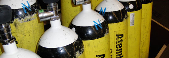 300 Bar auf dem Rücken: Der Feuerwehrmann trägt seinen Luftvorrat mit sich herum. Die Geräte dazu erfordern einiges an Fachwissen und eine Menge Übung.