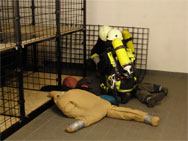 Sandsäcke in Menschengestalt: Die Übungspuppen sollen über die Strecke bewegt werden - selbst ohne Pressluftatmer wäre das eine Herausforderung.