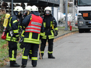 Der Angriffstrupp des LF Libur: Ausgerüstet mit Pressluftatmer und Gasspürgerät unterwegs zur Erkundung. Im Hintergrund: Der leckgeschlagene Tanklastzug,
