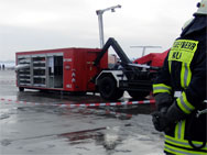 Bei unserem Eintreffen sind bereits viele Hilfskräfte rund um das angegriffene Flugzeug aktiv, Material wird abgeladen und aufgebaut.