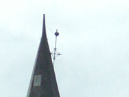Nach den ersten Sturmböen: Das Kreuz der Kirche hängt am seidenen Faden.