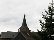 Das abgerissene Kreuz der Kirche in Libur ist mit den Mitteln der Feuerwehr nicht effektiv zu bergen, auch eine Drehleiter reicht nicht aus.
