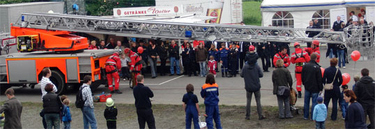 Die Höhenretter (stationiert auf Feuerwache 4 in Köln-Ehrenfeld) bereiten sich auf ihre Vorführung an der Drehleiter vor.