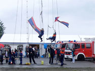 Klettern wie die Höhenretter: Die jungen Gäste versuchen sich am Kletterparcours.
