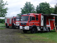 Der Festplatz füllt sich mit Fahrzeugen. Vorne hat sich der Gerätewagen Wasserrettung der Berufsfeuerwehr Köln aufgebaut, dahinter schiebt sich das RIV der Flughafenfeuerwehr Köln/Bonn auf den Platz.