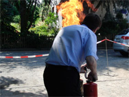 Einen Feuerlöscher ausprobieren wollten viele Besucher unseres Tags der offenen Tür.