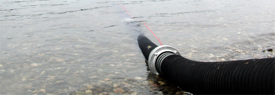 Wasserentnahme aus offenem Gewässer: Wenn kein Hydrant greifbar ist, müssen andere Wasserquellen angezapft werden. Meist bedient man sich dabei einer Kombination aus Saugleitungen und einer Tragkraftspritze.