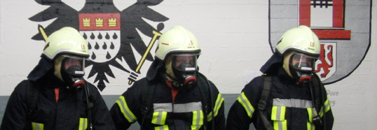 Warten auf den Beginn der Übung: Erst ausrüsten, dann einsetzen ... alles wie im richtigen Einsatz.